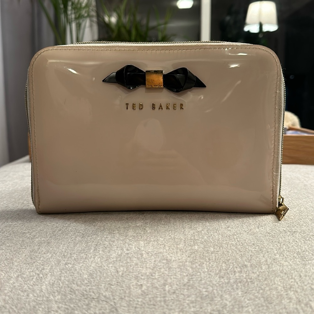 ☀️ 3/$20 Ted Baker Patent Padded Clutch / iPad Case